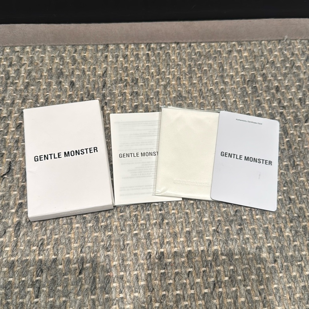 Gentle Monster lense Glasses Cloth / Authentic Card